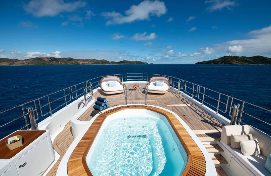 تورهای قایق خودران در کانال دبی واتر کانال؛ تجربه‌ای آینده‌محور در قلب شهری هوشمند